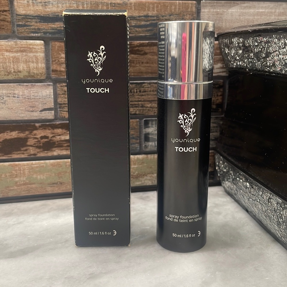 YOUNIQUE Spray Foundation in Taffeta Flawless coverage BNIB! 💖